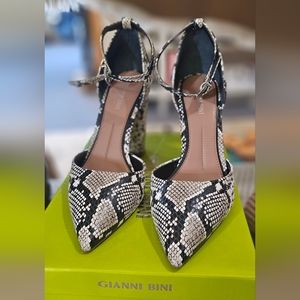 Gianni Bini snake skin pattern heels
